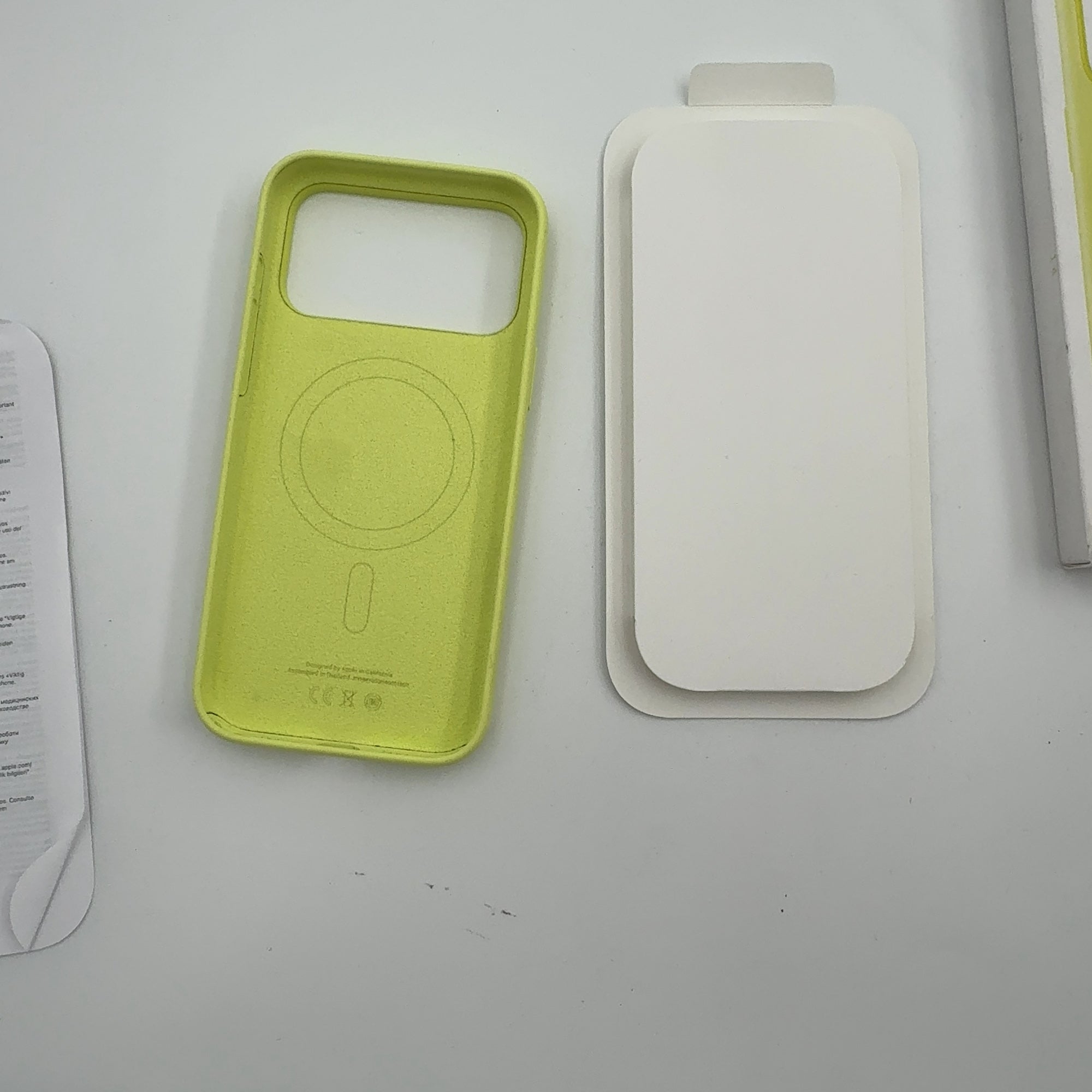 Apple Iphone 17 Pro Max Silicone Case With Magsafe – Neon Yellow