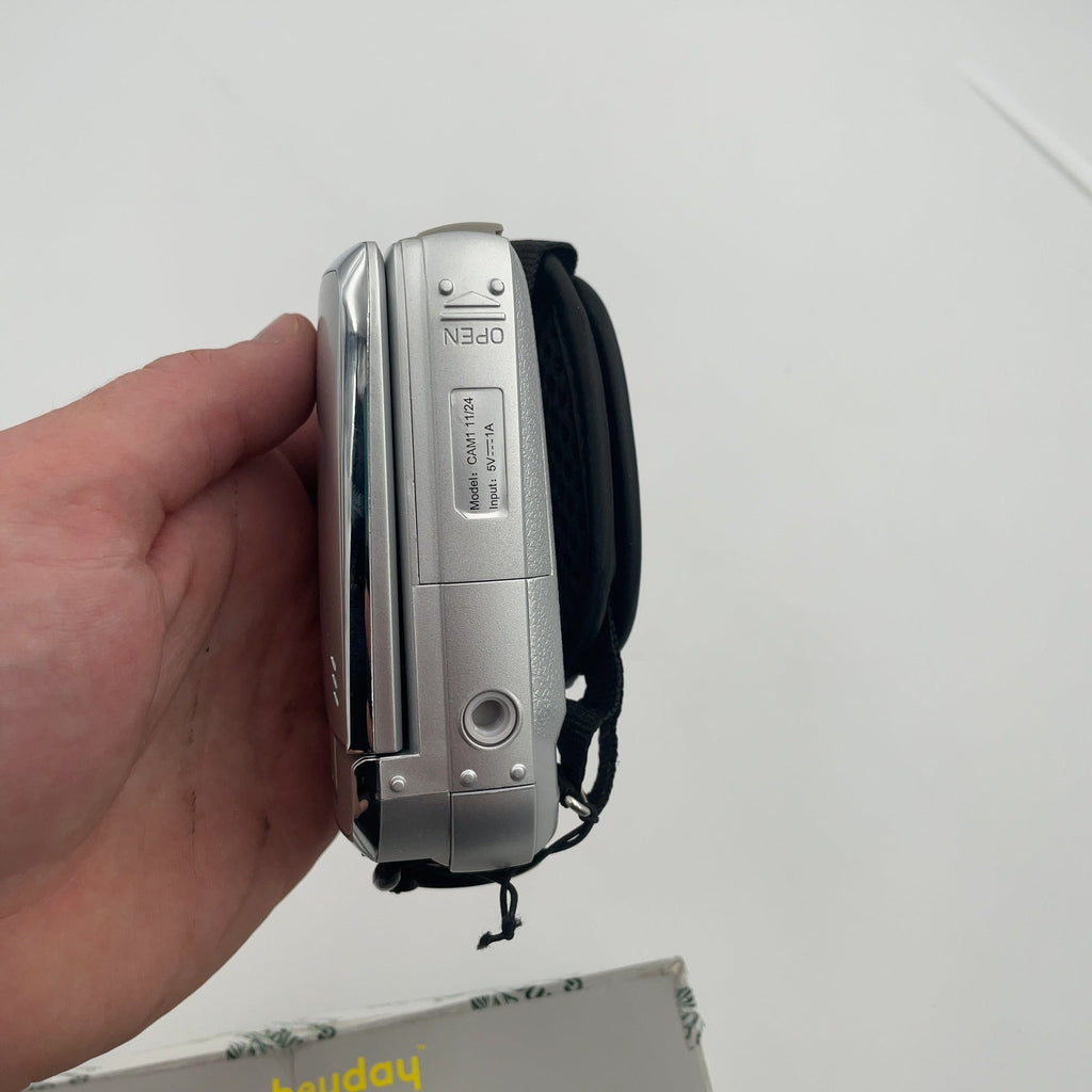 8Mp Camcorder - Heyday Silver: Built-In Microphone, 512Gb Storage, 2.7K Video