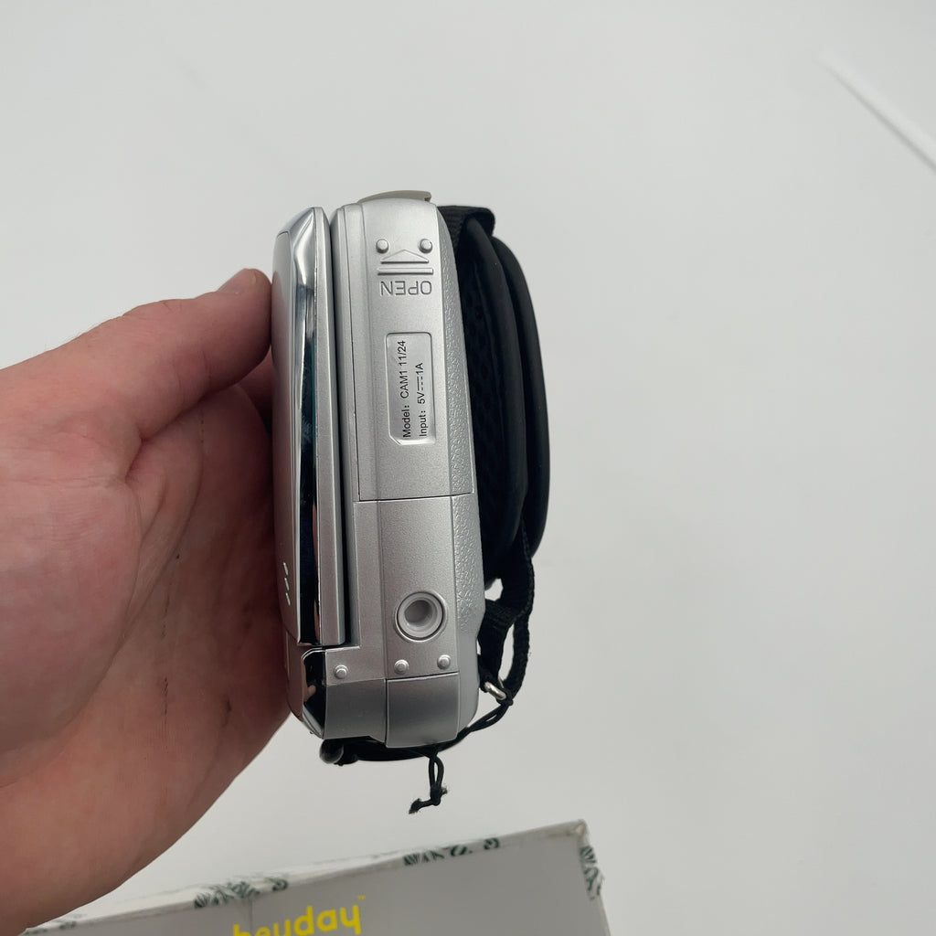 8Mp Camcorder - Heyday Silver: Built-In Microphone, 512Gb Storage, 2.7K Video