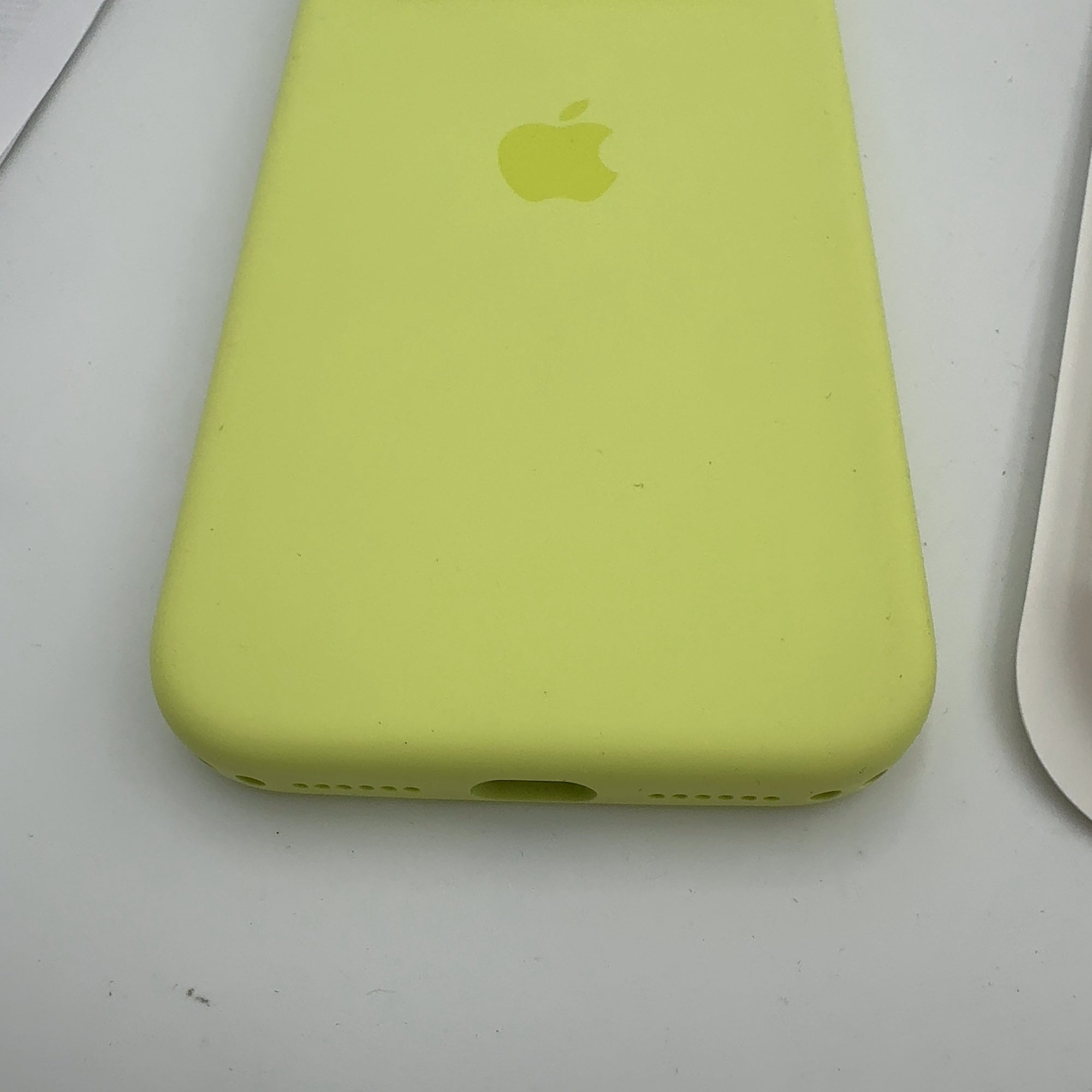 Apple Iphone 17 Pro Max Silicone Case With Magsafe – Neon Yellow