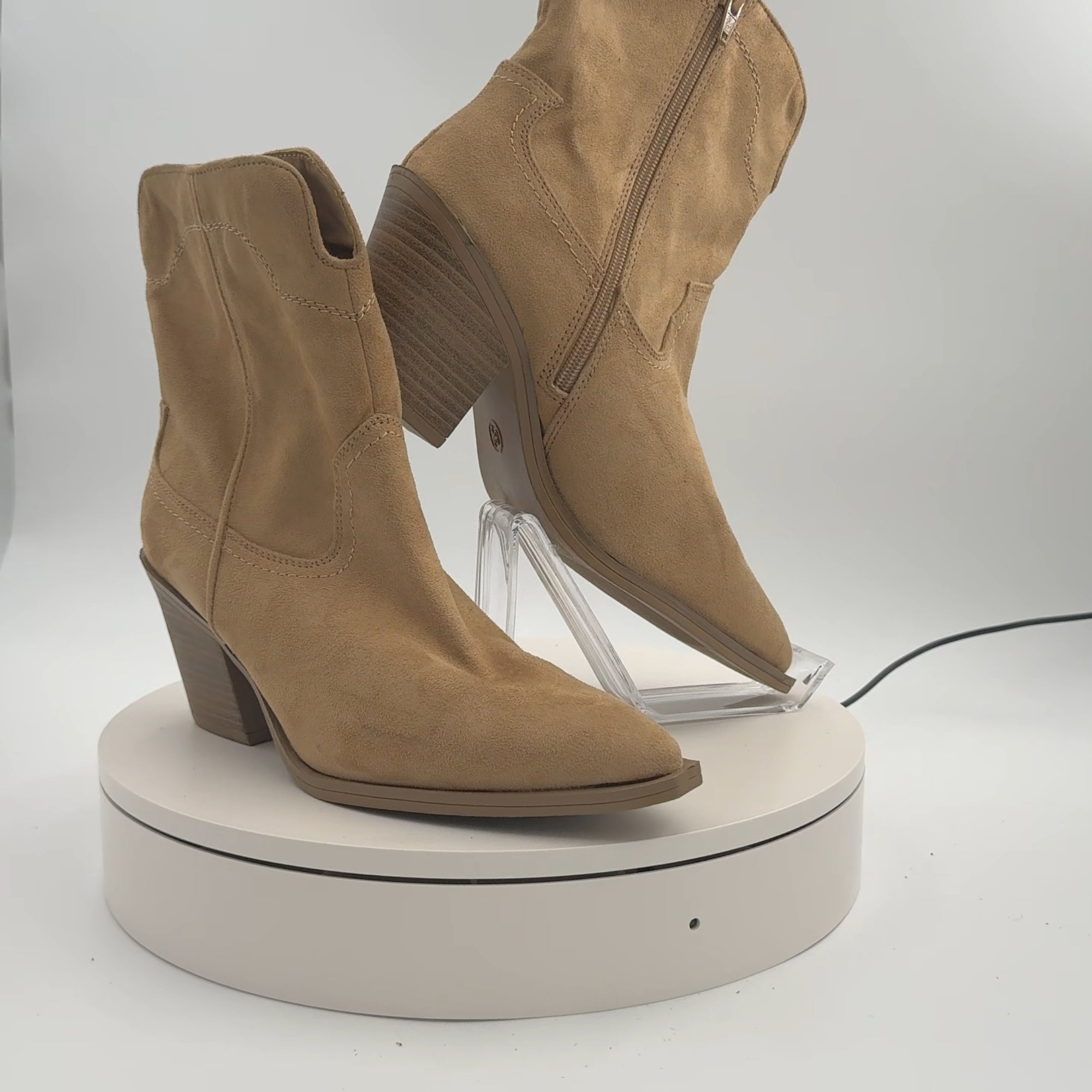 Women’s Dallas Ankle Western Bootie With Memory Foam Insole – Universal Thread Tan 8.5