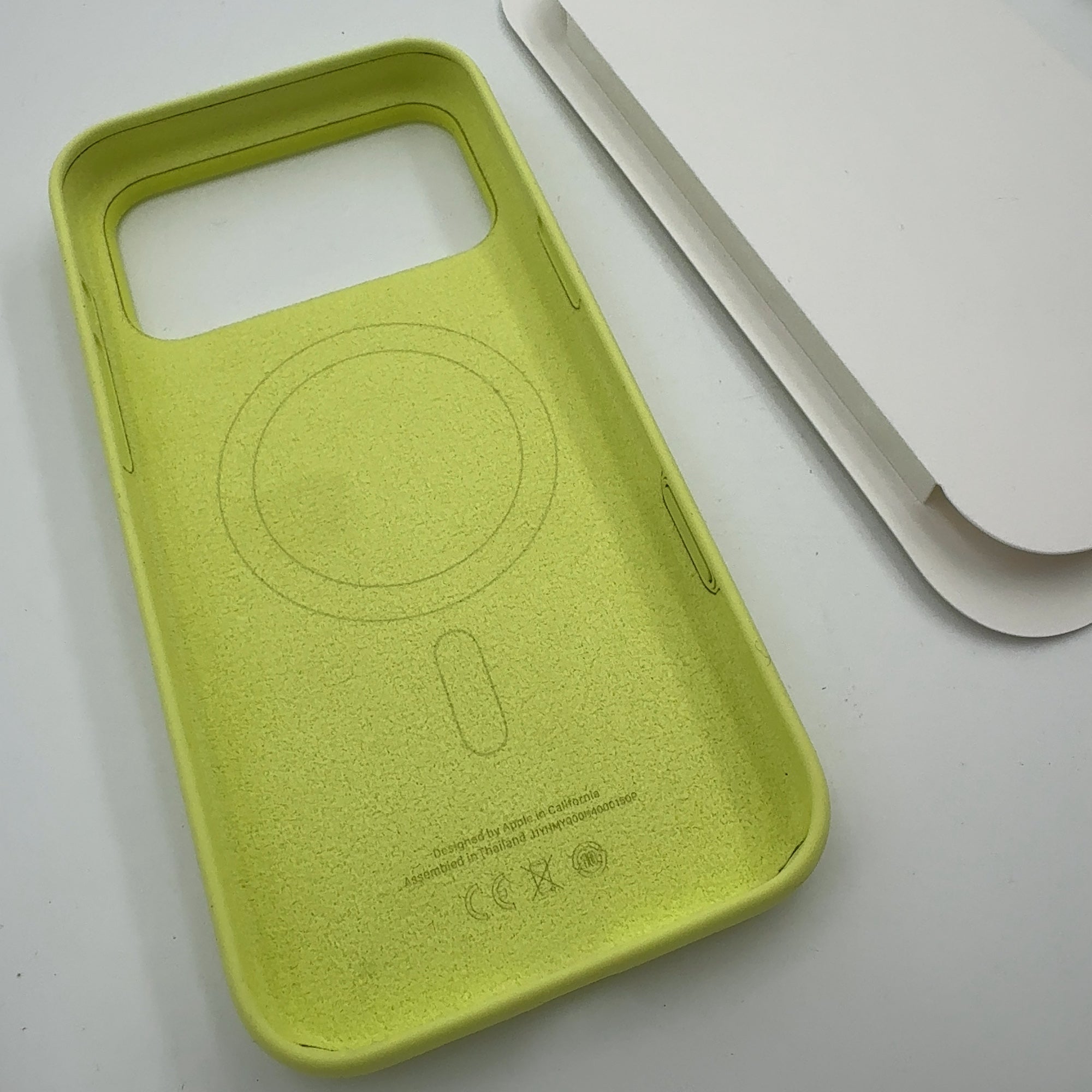 Apple Iphone 17 Pro Max Silicone Case With Magsafe – Neon Yellow
