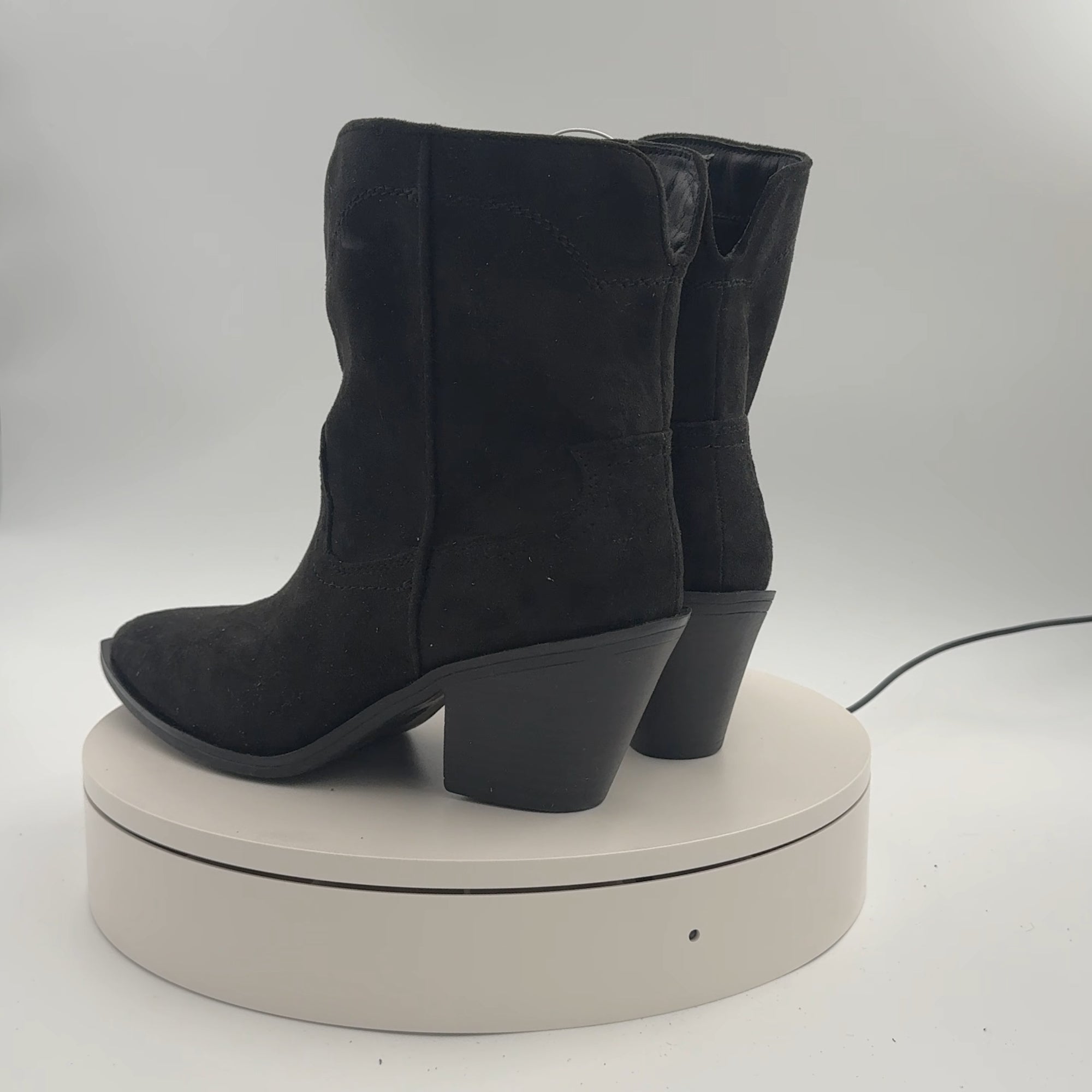 Women’s Dallas Wide Width Ankle Western Bootie With Memory Foam Insole – Universal Thread Black 8.5Ww