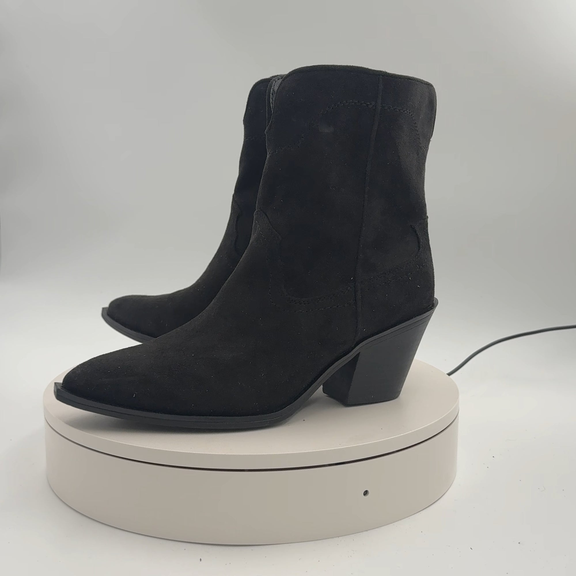 Women’s Dallas Wide Width Ankle Western Bootie With Memory Foam Insole – Universal Thread Black 8.5Ww