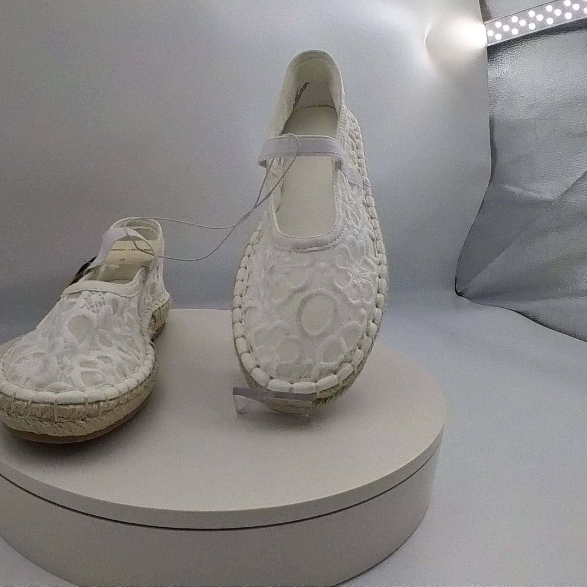 Women's Celia Floral Lace Mary Jane Espadrille Flat With Memory Foam Insole - Universal Thread White 7.5: Breathable Mesh, Pull-On Style - Used Good U001