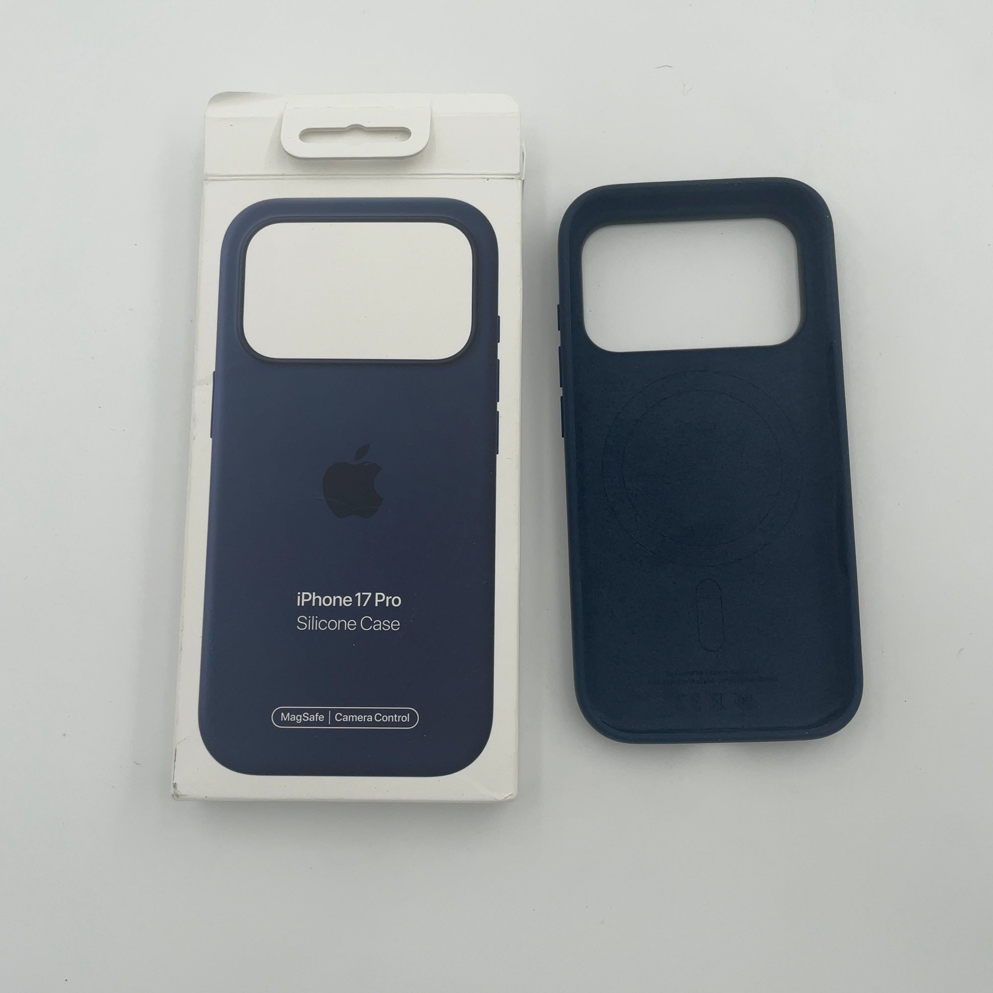 Apple Iphone 17 Pro Silicone Case With Magsafe – Midnight