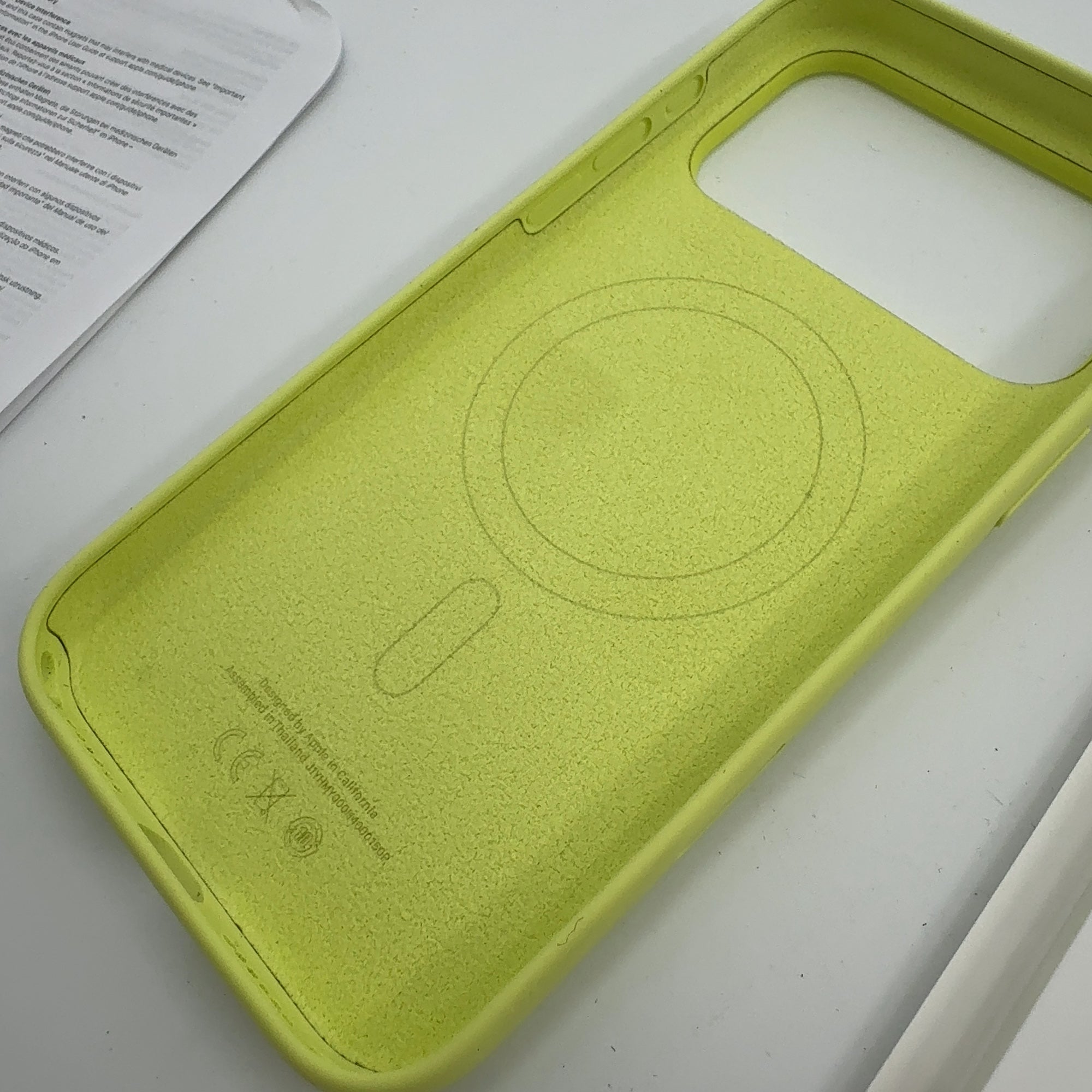 Apple Iphone 17 Pro Max Silicone Case With Magsafe – Neon Yellow